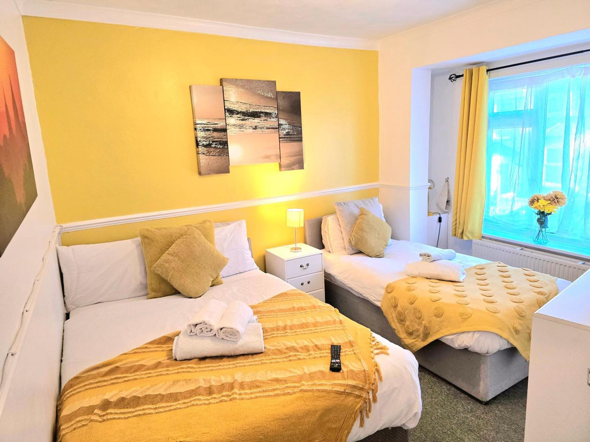 Gillings Villa -Perfect For Long & Short Stays Gillingham  Exterior photo