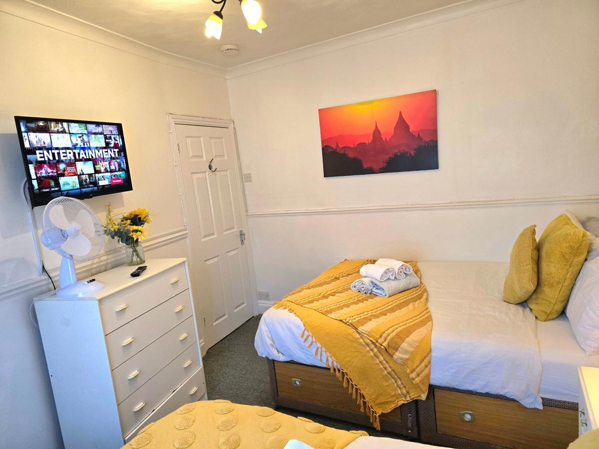 Gillings Villa -Perfect For Long & Short Stays Gillingham  Exterior photo